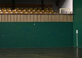 Fondo del frontón Astelena.