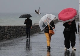 Dos mujeres caminan y combaten el viento en San Sebastián este miércoles en el día más lluvioso de lo que llevamos de otoño.