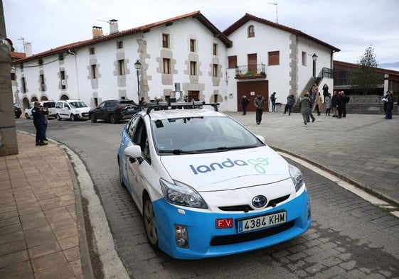 El coche autónomo recorriendo las calles de Abaltzisketa.