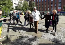 Un grupo de jubilados de Pasai Donibane realizando una función de teatro de calle en la plaza de los Gudaris de Trintxerpe.