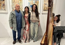 El pintor Juan Berraondo, Lourdes Pérez Pacho, directora de la galería La Central; la pintora Elena Arrese y la arpista Maddi Sanz.