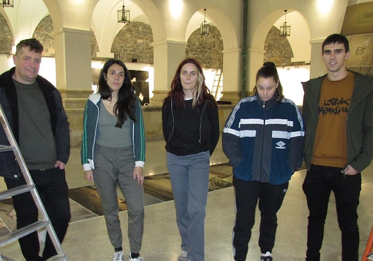 Las tres artistas con los concejales Arriaran y Arratibel.