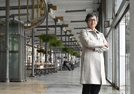 Arantxa González Laya, exministra de Asuntos Exteriores en el tinglado tolosarra, junto al río Oria, momentos antes de la entrevista.