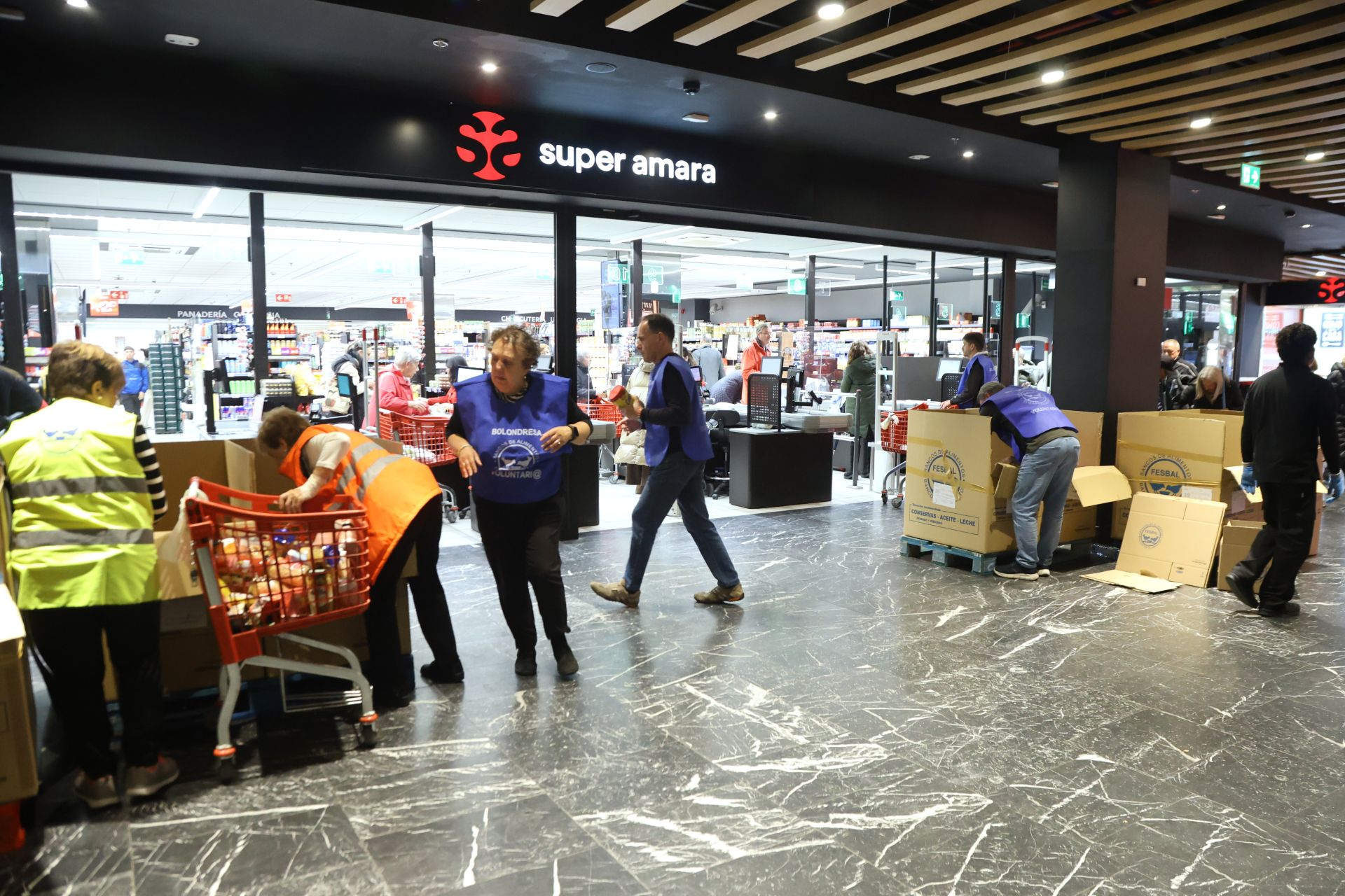 La solidaridad de los donostiarras se deja ver en los supermercados