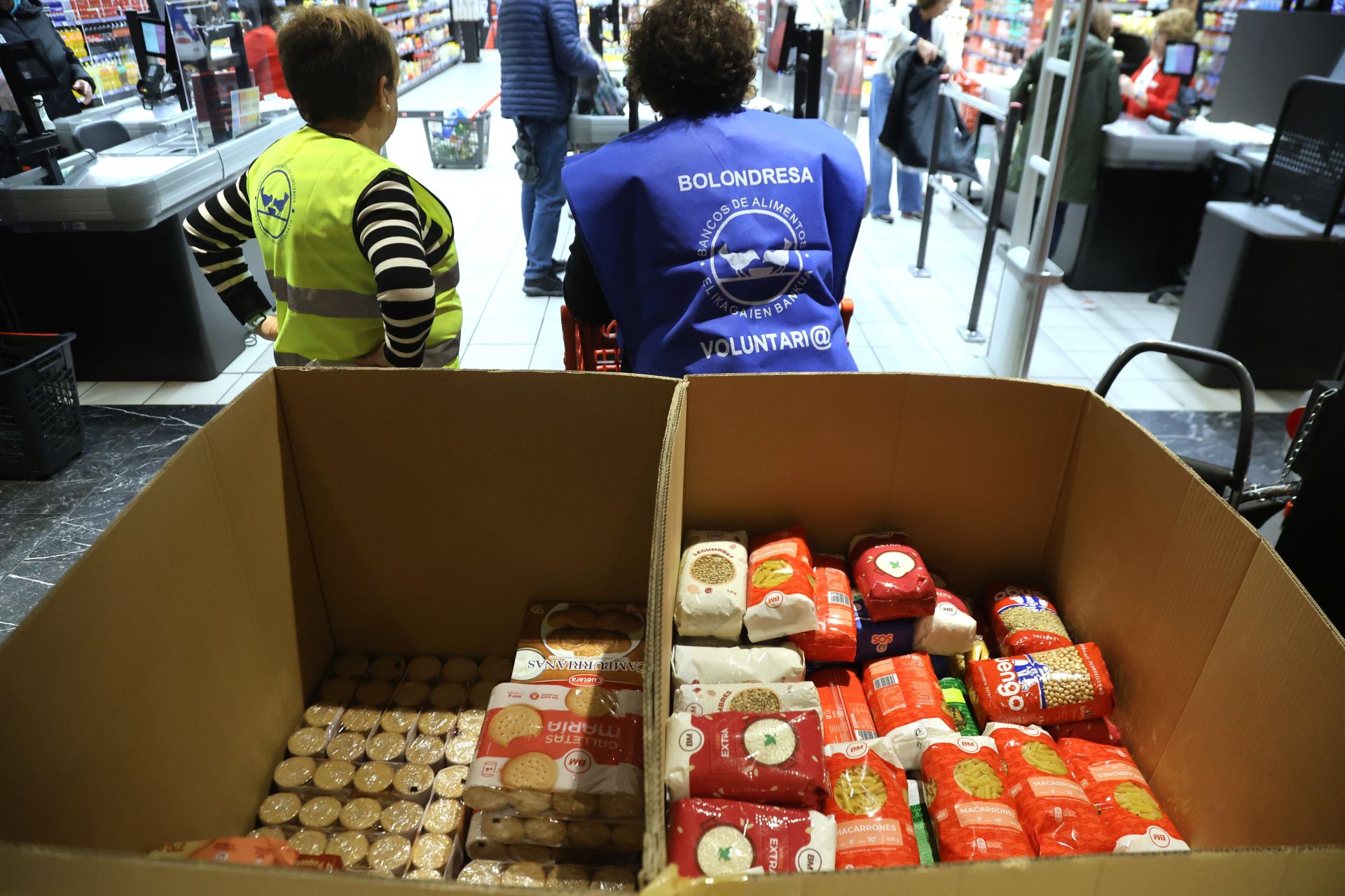 La solidaridad de los donostiarras se deja ver en los supermercados