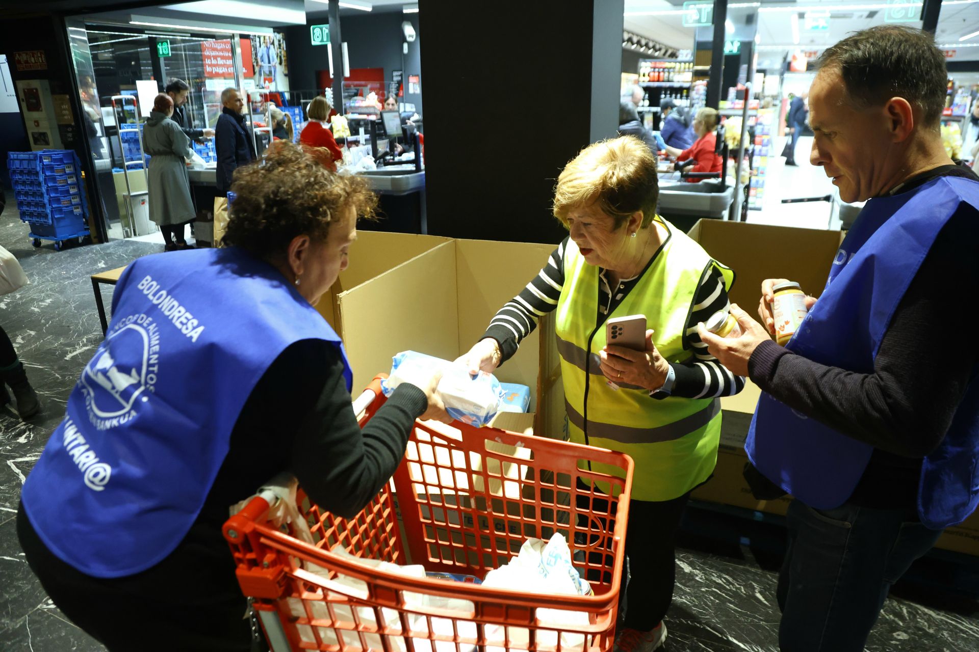 La solidaridad de los donostiarras se deja ver en los supermercados
