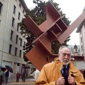 Nestor Basterretxea, en el año 2000, cuando se inauguró su escultura de Tolosa