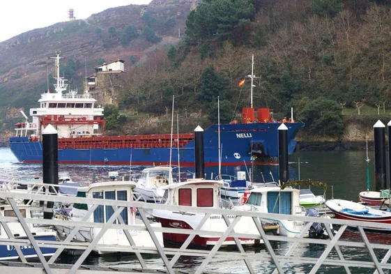 Entrada de una embarcación al Puerto de Pasaia.