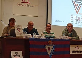 Parte de la Junta Directiva de la Asociación de Accionistas de la SD Eibar Beti Eibar-Eibar Forever durante una de sus asambleas.
