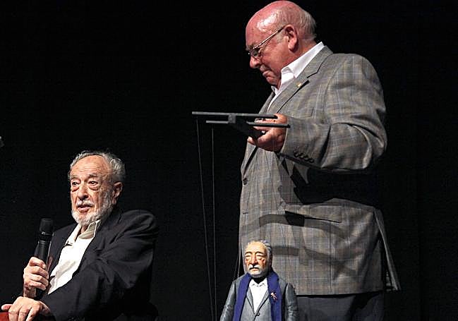 Néstor Basterretxea, junto a Antxon Elosegui, cuando le regalaron una réplica de su figura en marioneta.