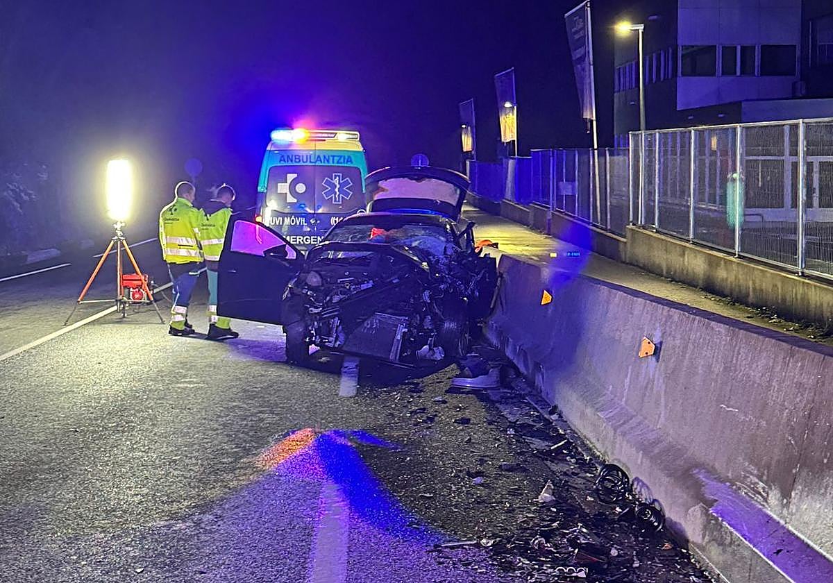 Los dos coches siniestrados en la N-634 a su paso por Eibar.