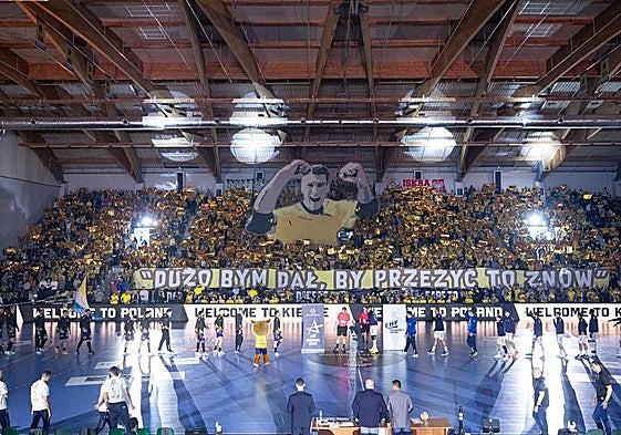 Imagen gigante de Julen Aginagalde en el pabellón del Kielce.