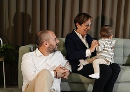 Jon Oleaga contempla el cariño que derrocha su ama, Amaia Guridi, mientras juega con el pequeño Santi durante el reportaje fotográfico en la sede de Vocento en Madrid.