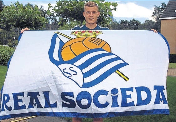 Finnbogason exhibe una bandera de la Real nada más incorporarse a la concentración en Holanda en 2014