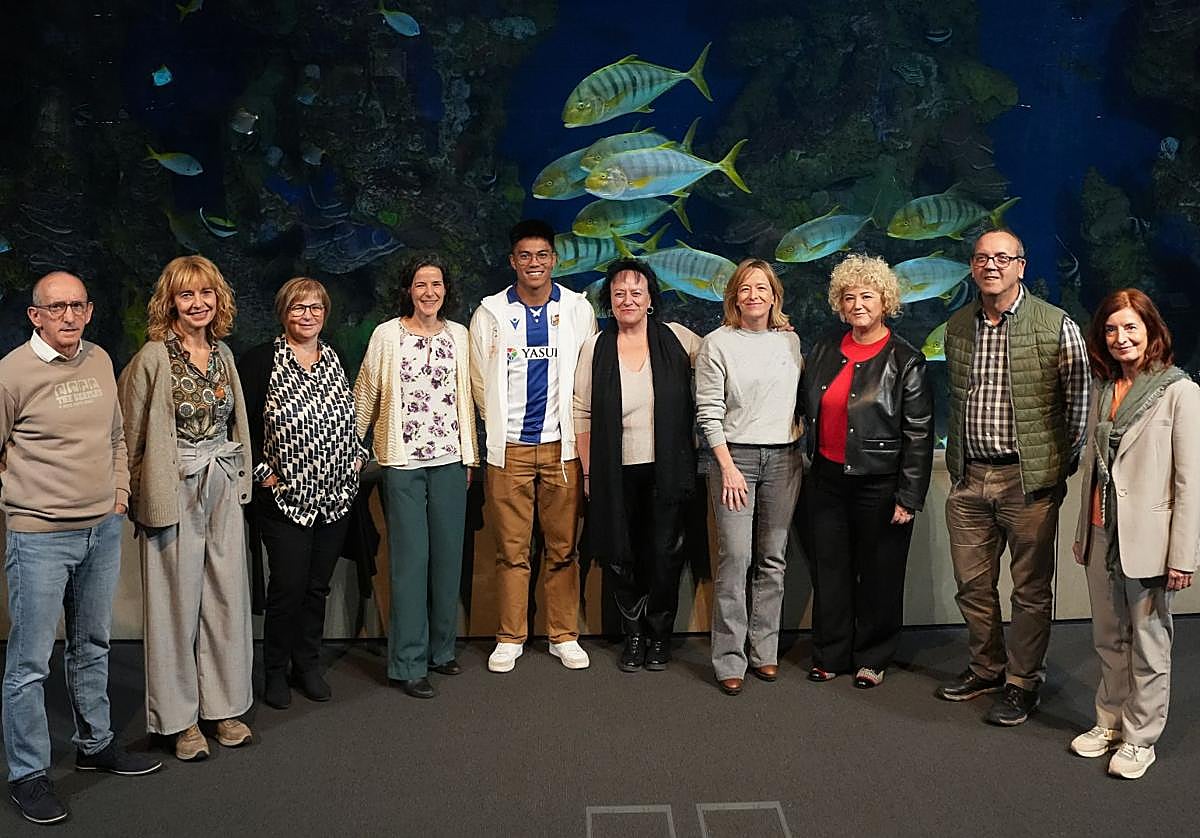 John Cabang, en el centro con la camiseta de la Real, ha sido homenajeado este sábado en el Aquarium de Donostia.