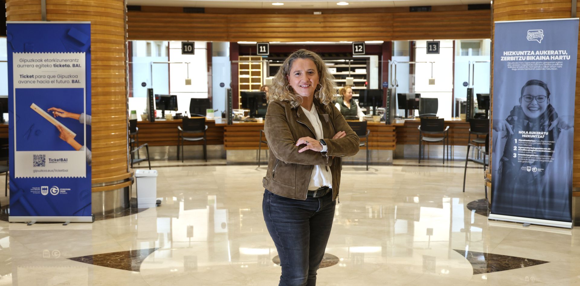 La diputada de Hacienda, Itziar Agirre, en los puestos de atención al público de la sede del fisco guipuzcoano en Errotaburu