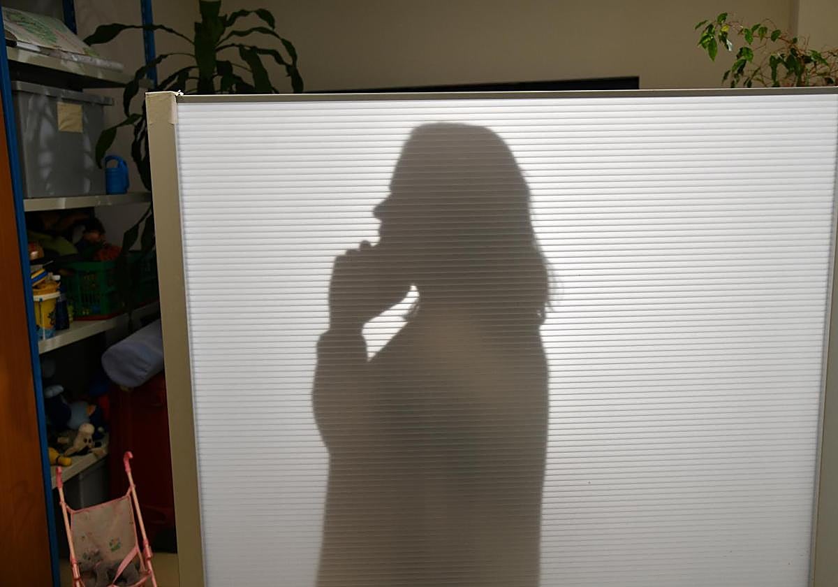 María habla por teléfono al otro lado del biombo. Confía en que durante la entrevista no le suene el dispositivo 'Cometa' que le alerta de la presencia cercana de su agresor.