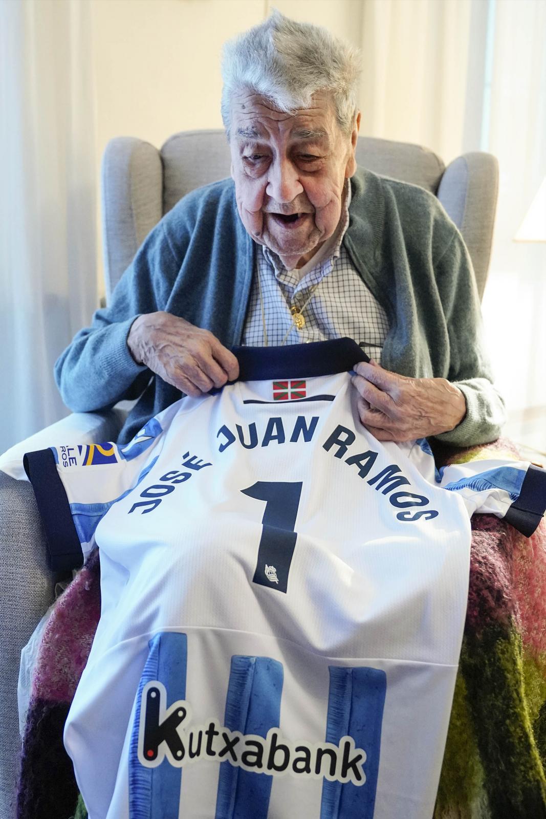 José Juan Ramos muestra la camiseta que le regaló Imanol cuando cumplió 95 años