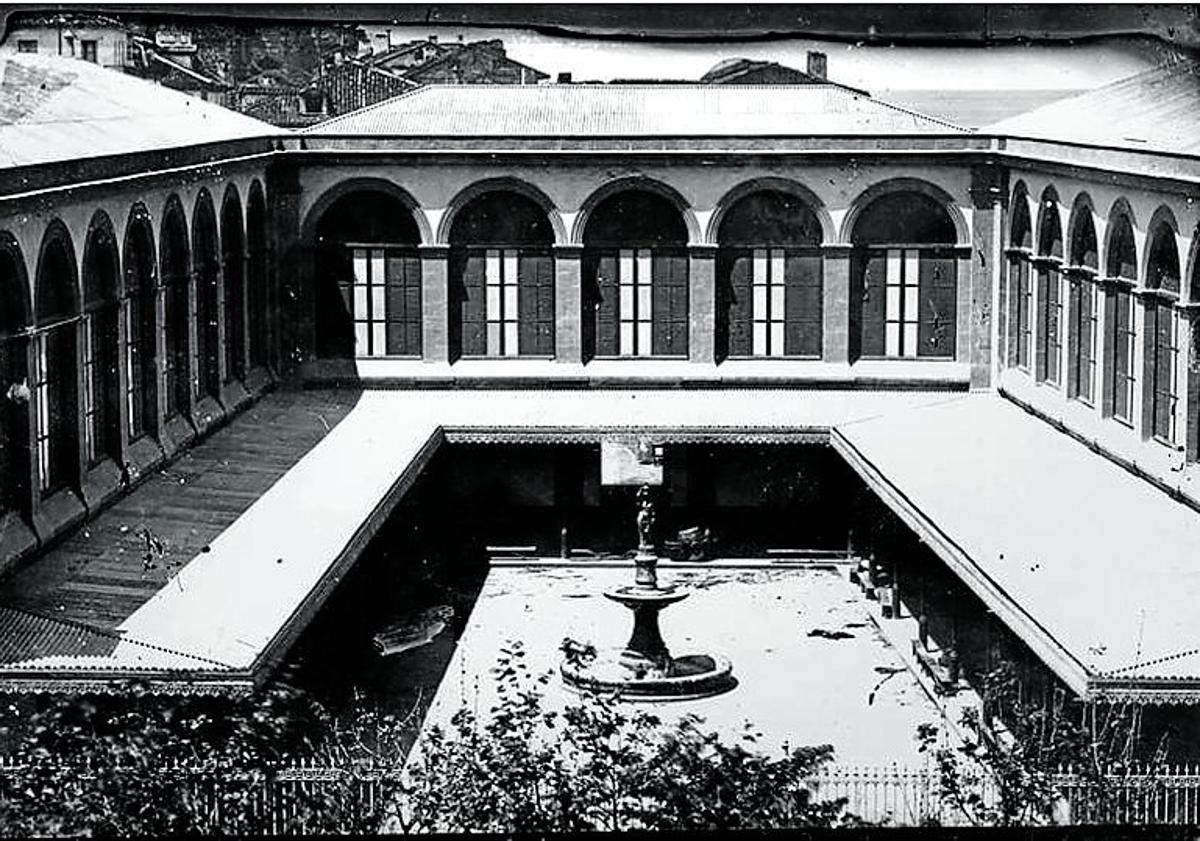 Imagen principal - El mercado de la Bretxa, entre 1870 y 1899, era abierto y sin cubierta. Debajo, aspecto de la entrada por el Boulevard a principios y finales del siglo XX. 