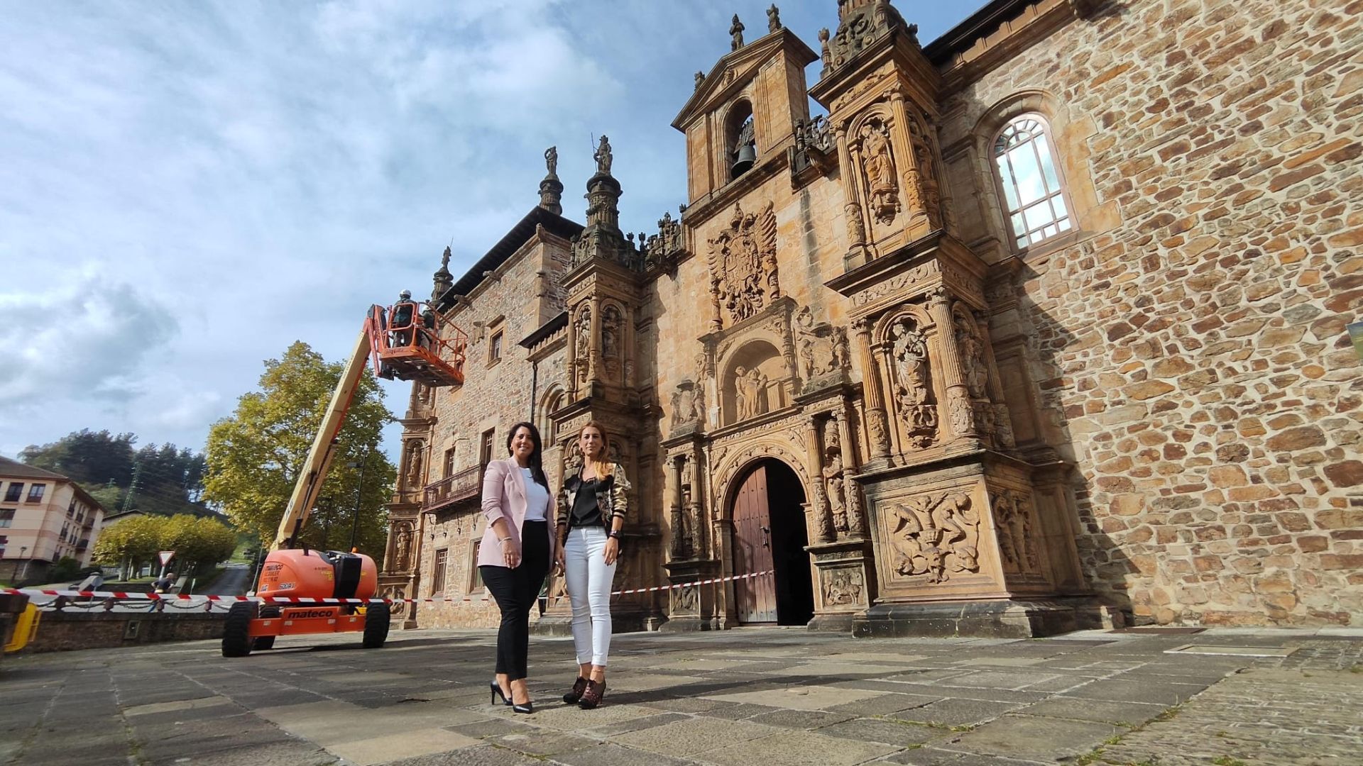 Azahara Domínguez e Izaro Elorza frente a la Universidad de Oñati