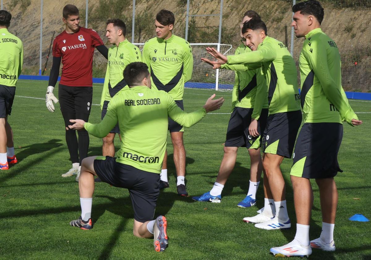 Zubimendi y Zubeldia durante el entrenamiento de esta mañana en Zubieta.