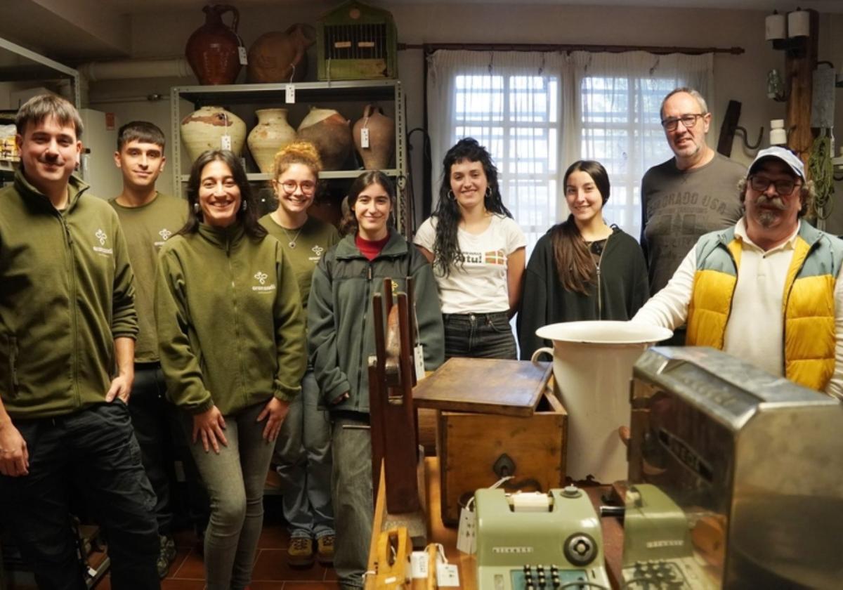 Miembros del Ayuntamiento, Burdina, Aranzadi y estudiantes.