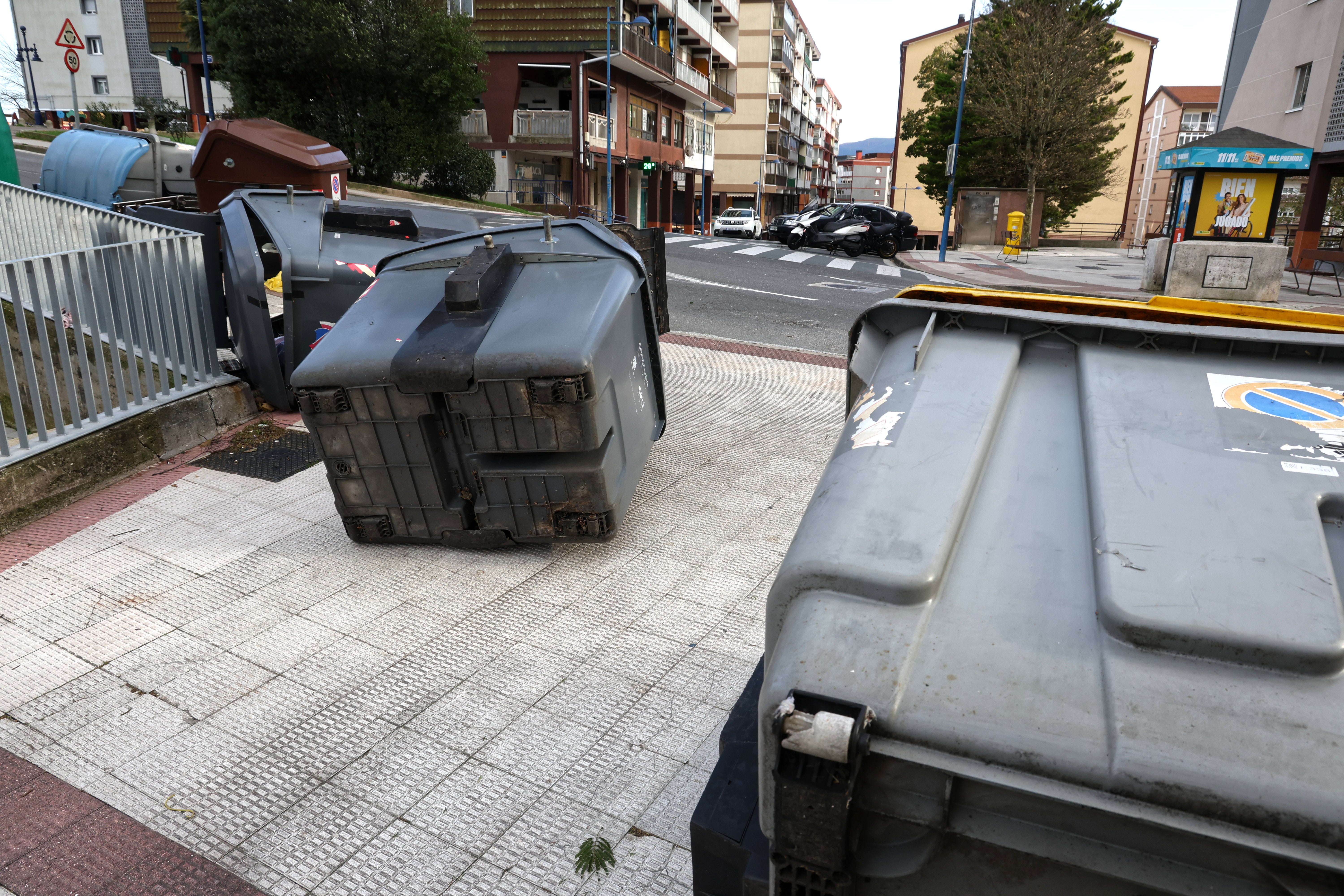 Contenedores tirados en el suelo por el viento en el barrio de Beraun de Errenteria.