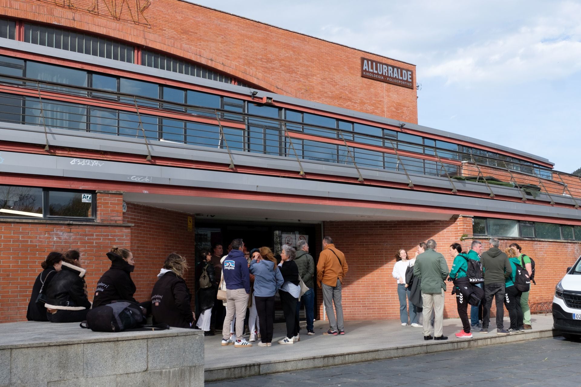 Usuarios del Polideportivo Allurralde en Andoain han sido desalojados del centro al mediodía debido a que una ventana y una puerta se han caído por el viento.