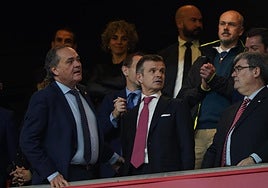 Los presidentes de la Real y el Athletic, Aperribay y Uriarte, ayer en el palco de San Mamés.