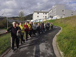 Participantes en la primera salida de noviembre junto al instituto Miguel Altuna