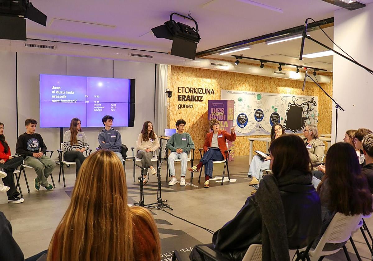 Más de una veintena de adolescentes han participado en la puesta en común.