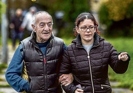 Padre e hija pasean por el centro de Reinosa, donde ahora residen.