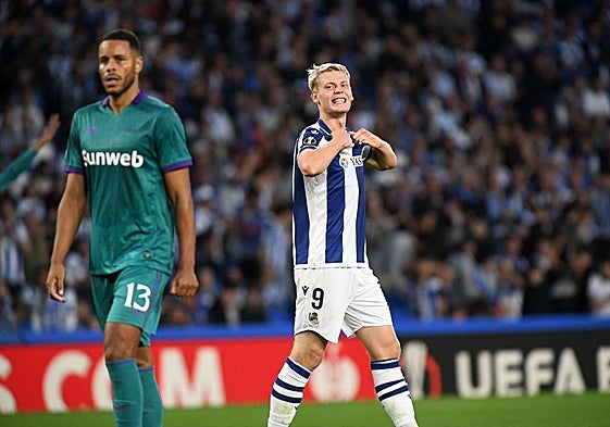 Óskarsson se lamenta en un partido.