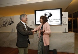 Bengoetxea y Ferreira se dan la mano tras conocer los resultados.