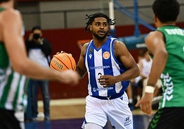 Xavier Johnson, en el partido del Gipuzkoa Basket contra el Real Betis en el Amenabar Arena.