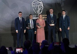 Los premiados, José Barreira Lorenz, Begoña Castro Feo y José Ángel Muro Zabaleta, escoltados por el consejero de Industria, Mikel Jauregi, y el lehendakari, Imanol Pradales.