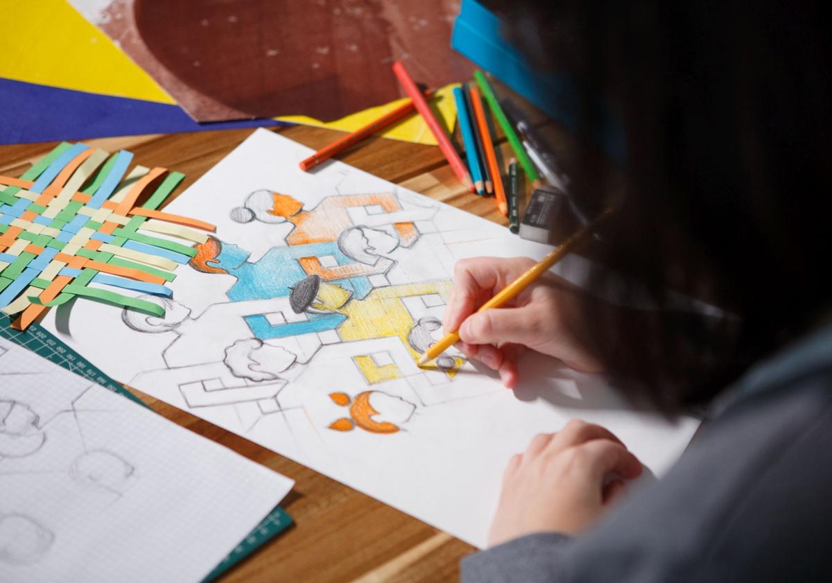 Imagen principal - Los pasos seguidos por la ilustradora para el diseño de la portada del suplemento.