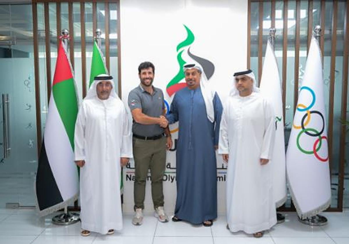 Otaegui, con los responsables del Comité Olímpico de Emiratos.