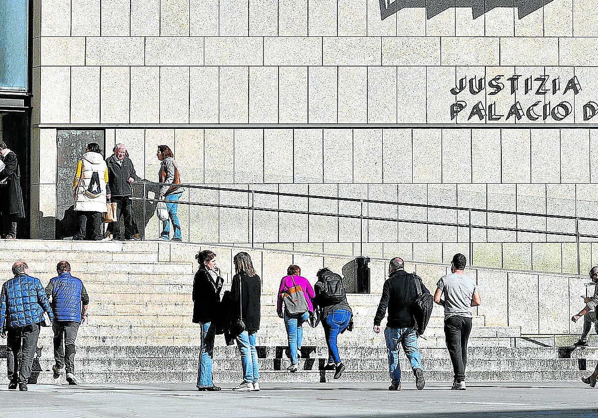 Varias personas acceden al Palacio de Justicia de San Sebastián