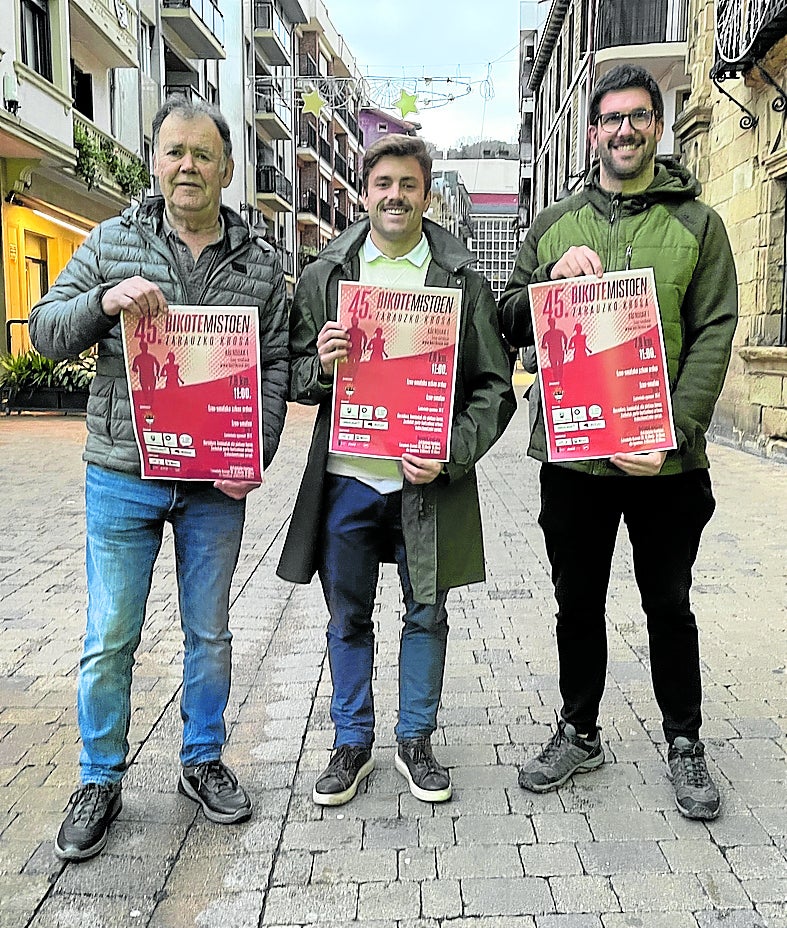 Collantes, Illarramendi y Larrañaga con el cartel de la prueba.
