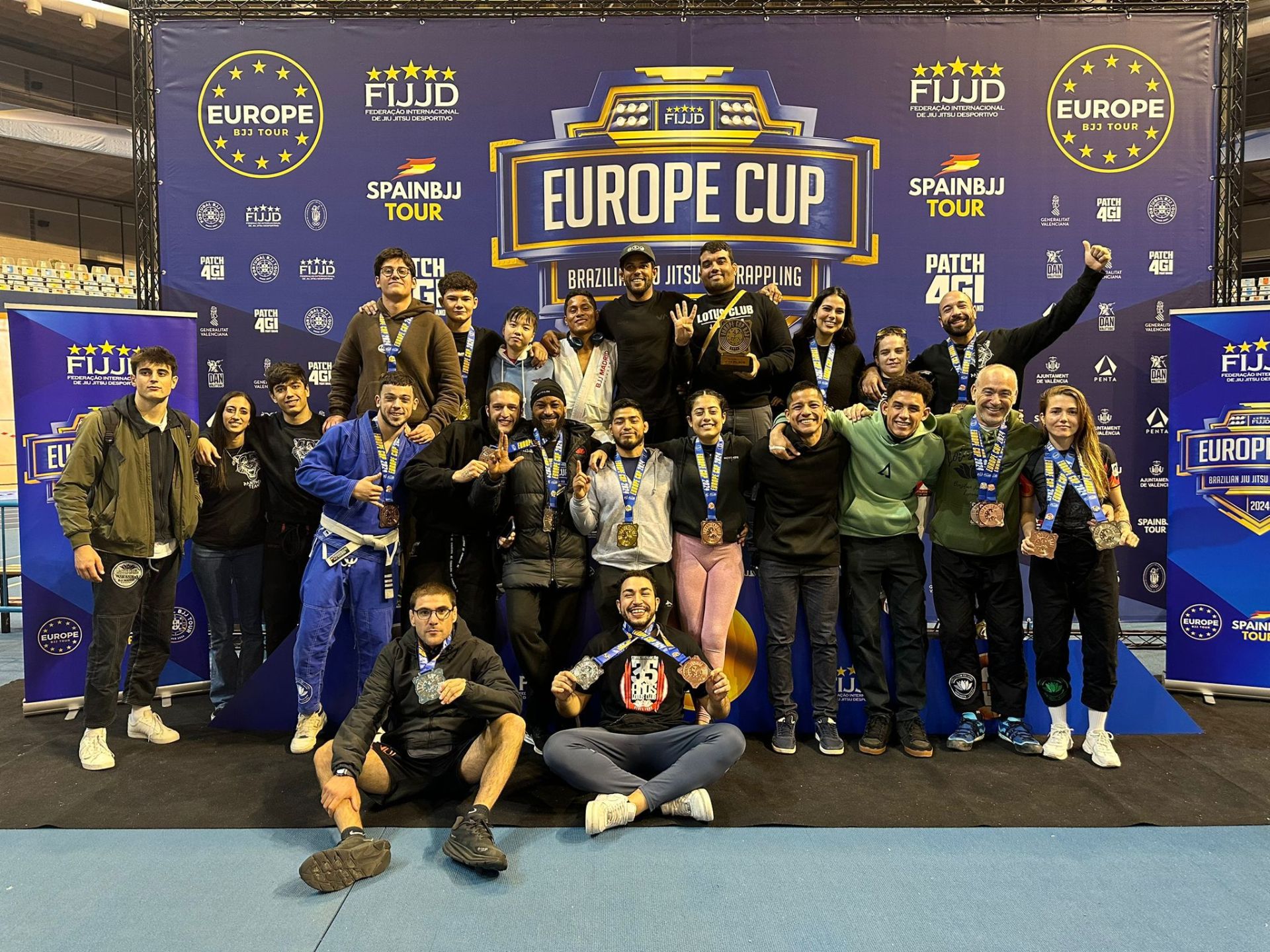 Los deportistas de Jiu Jitsu Zarautz con sus premios en Valencia.