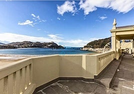 Un ático de tres pisos en primera línea de playa, la vivienda más cara a la venta en San Sebastián