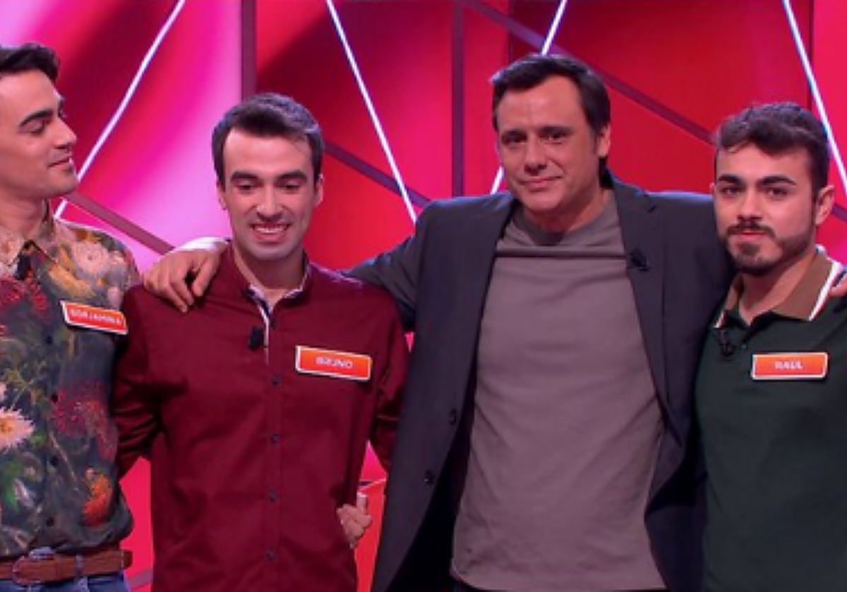 El presentador donostiarra Ion Aramendi junto a los integrantes de los Mozos de Arousa.