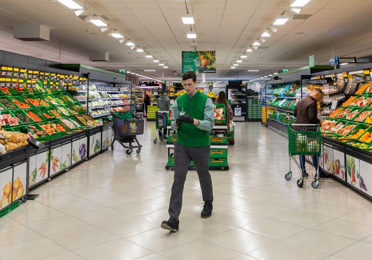 Imagen de un trabajador en un supermercado Mercadona.