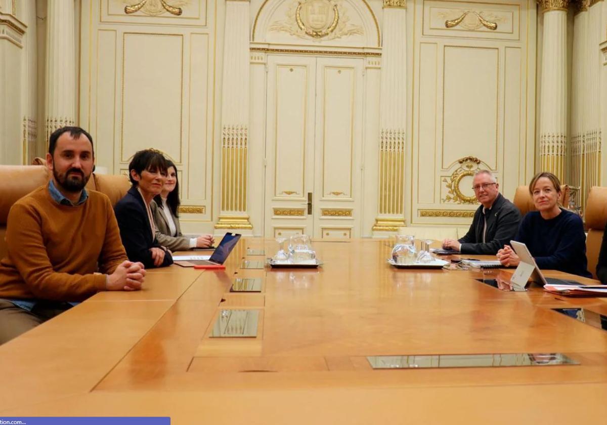 La delegación de EH Bildu y el Gobierno foral, en una reunión de hace dos semanas.