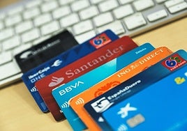 Tarjetas de débito y crédito.