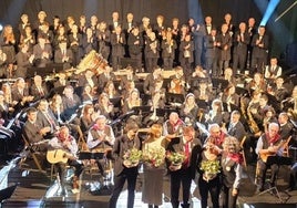 Momento de la entrega de un detalle floral de la rondalla a sus compañeros de concierto.