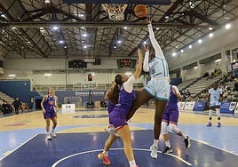 Lola Pendande anota desde dentro de la zona.