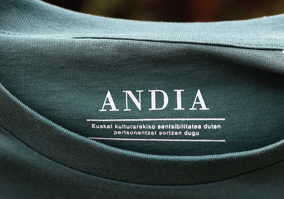 Prenda de Andia con su lema impreso sobre la misma.