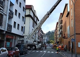 Una grúa instalada el pasado octubre procedió a desmontar el tejad